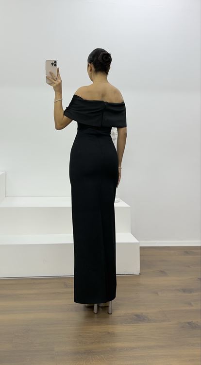 Schwarzes, langes Abendkleid mit U-Boot-Ausschnitt und Verzierungen