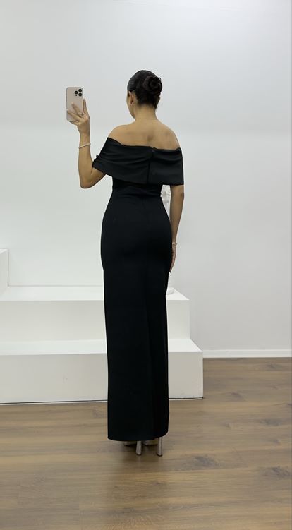 Schwarzes, langes Abendkleid mit U-Boot-Ausschnitt und Verzierungen