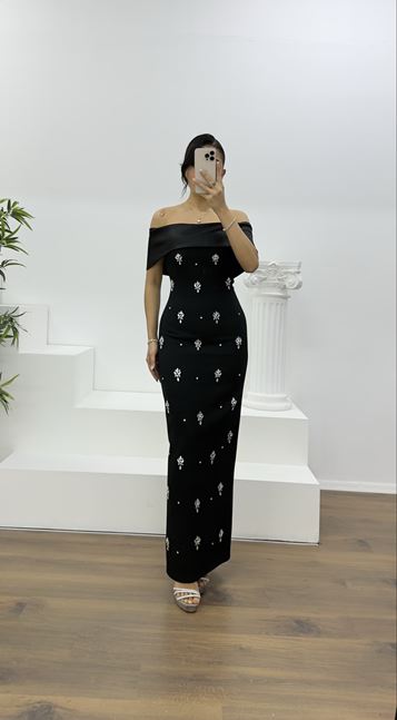 Schwarzes, langes Abendkleid mit U-Boot-Ausschnitt und Verzierungen