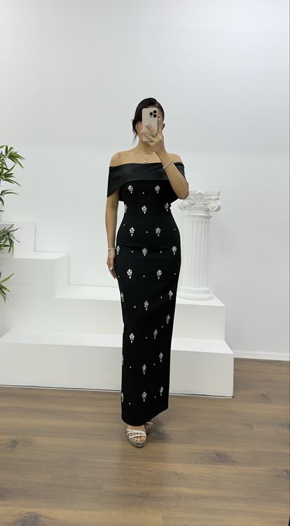 Schwarzes, langes Abendkleid mit U-Boot-Ausschnitt und Verzierungen