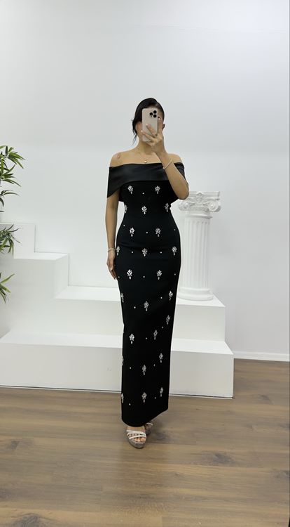 Schwarzes, langes Abendkleid mit U-Boot-Ausschnitt und Verzierungen