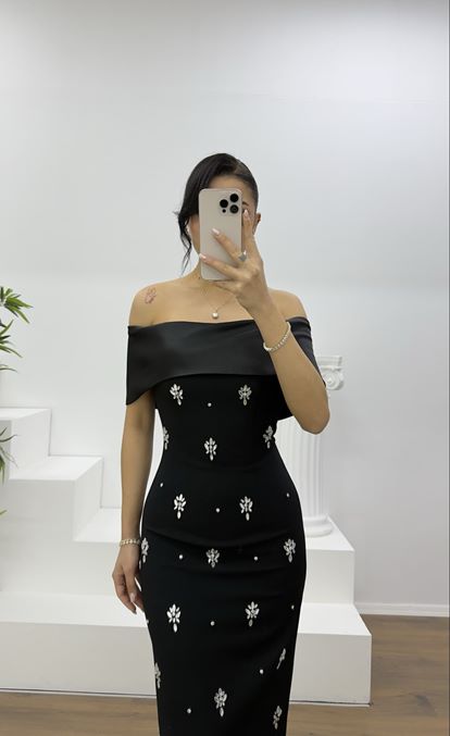 Schwarzes, langes Abendkleid mit U-Boot-Ausschnitt und Verzierungen