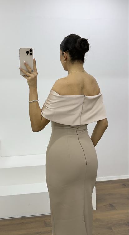 Langes Abendkleid aus Nerz mit U-Boot-Ausschnitt und Verzierungen