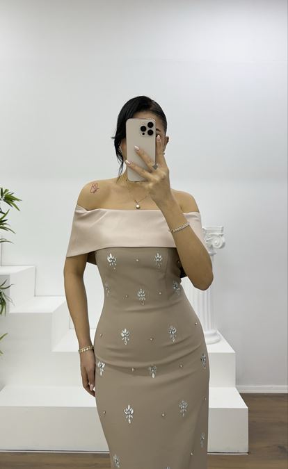 Langes Abendkleid aus Nerz mit U-Boot-Ausschnitt und Verzierungen