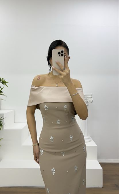 Langes Abendkleid aus Nerz mit U-Boot-Ausschnitt und Verzierungen