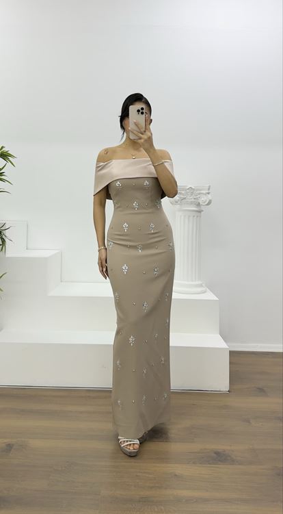 Langes Abendkleid aus Nerz mit U-Boot-Ausschnitt und Verzierungen