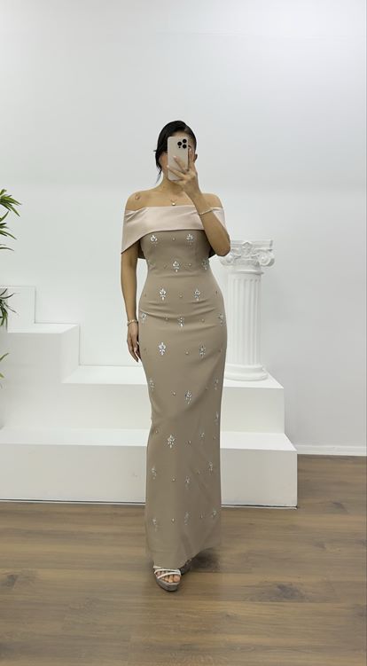 Langes Abendkleid aus Nerz mit U-Boot-Ausschnitt und Verzierungen