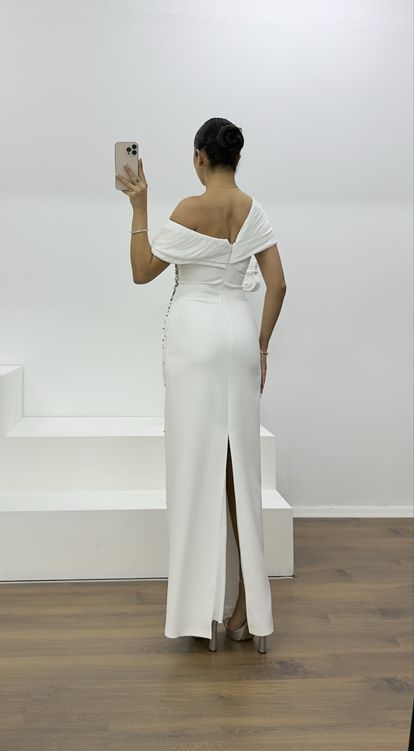 trägerloses, perlenbesetztes Abendkleid aus Knochen