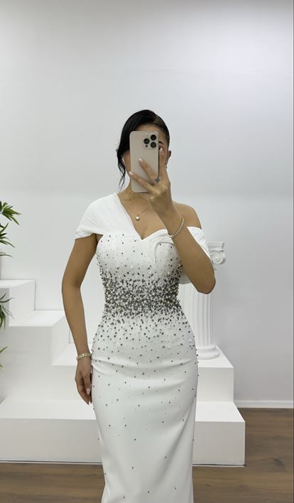 trägerloses, perlenbesetztes Abendkleid aus Knochen