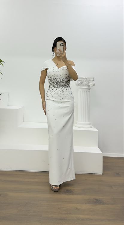 trägerloses, perlenbesetztes Abendkleid aus Knochen