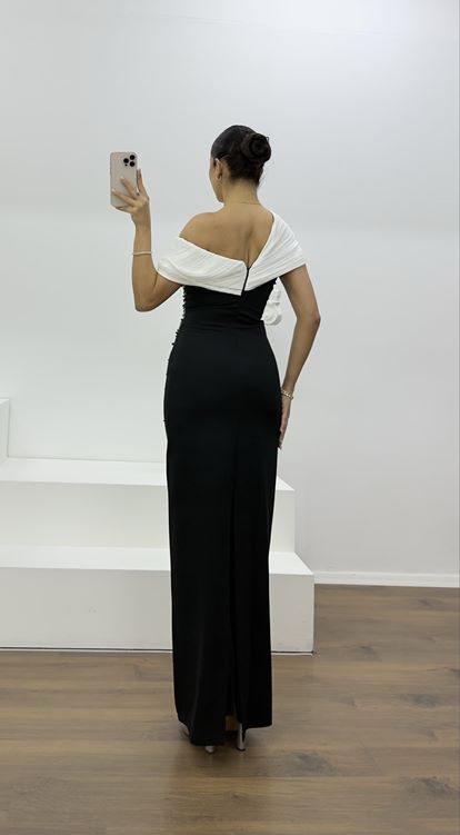 Schwarzes, trägerloses, perlenbesetztes Abendkleid in Beige