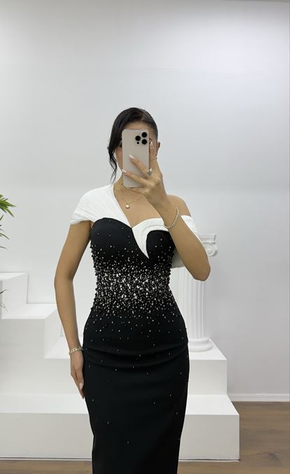 Schwarzes, trägerloses, perlenbesetztes Abendkleid in Beige