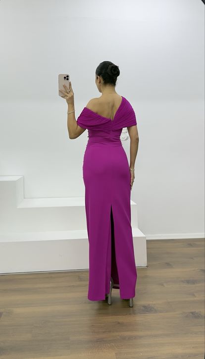 Fuchsiafarbenes, trägerloses, perlenbesetztes Abendkleid