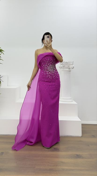 Fuchsiafarbenes, trägerloses, perlenbesetztes Abendkleid