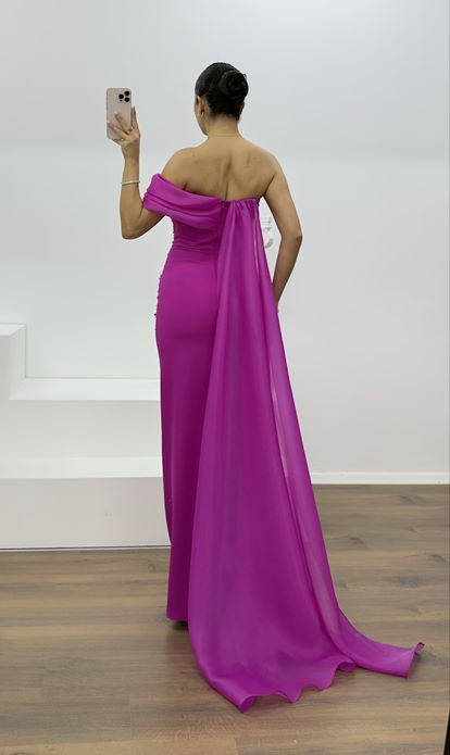 Fuchsiafarbenes, trägerloses, perlenbesetztes Abendkleid