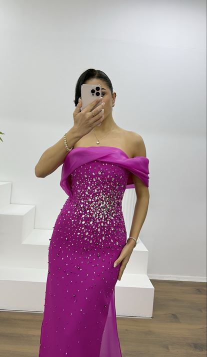 Fuchsiafarbenes, trägerloses, perlenbesetztes Abendkleid