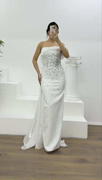 trägerloses, perlenbesetztes Abendkleid aus Knochen