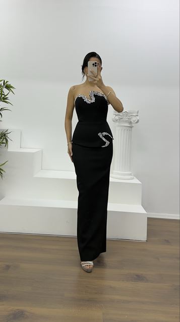 Schwarzes asymmetrisches, trägerloses Etuikleid