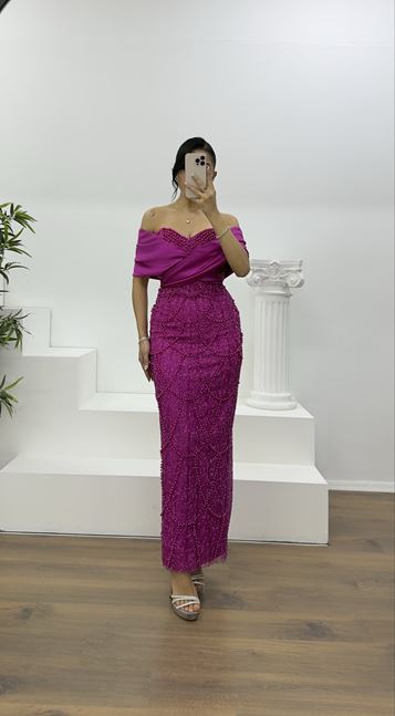 Fuchsiafarbenes, gestricktes Abendkleid mit Perlenbesatz