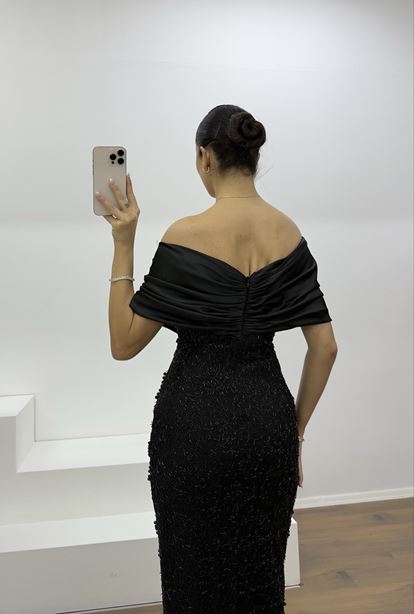 Schwarzes, gestricktes Abendkleid mit Perlenbesatz