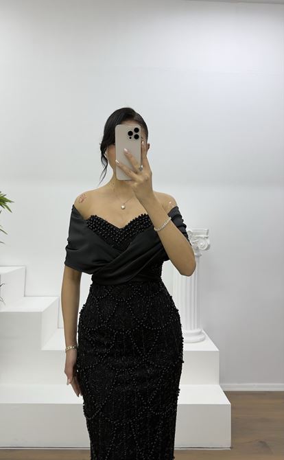 Schwarzes, gestricktes Abendkleid mit Perlenbesatz