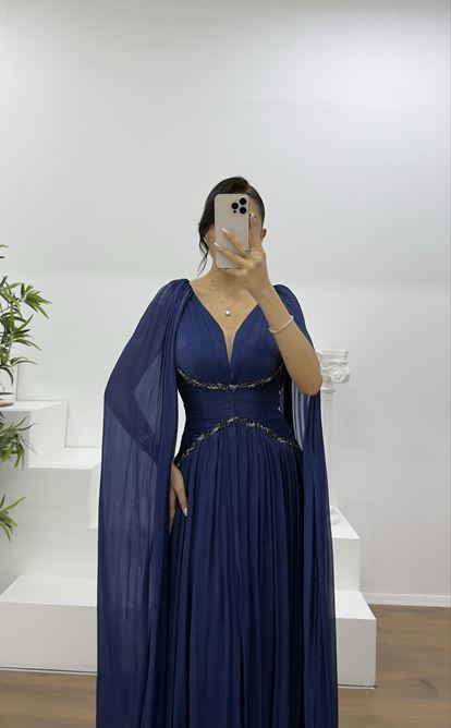 Marineblaues Cape-Abendkleid mit Strassverzierungen und Gürtel