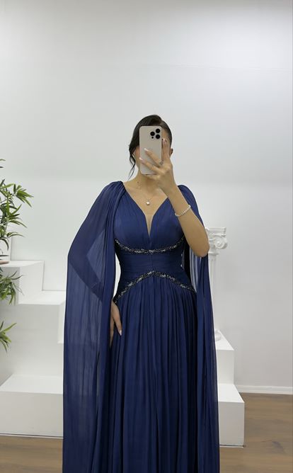 Marineblaues Cape-Abendkleid mit Strassverzierungen und Gürtel