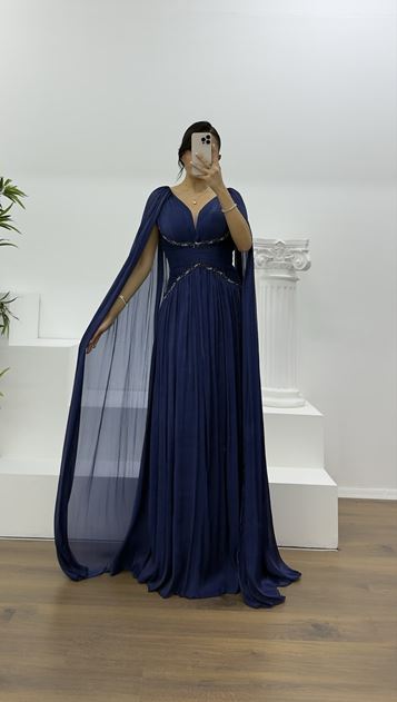Marineblaues Cape-Abendkleid mit Strassverzierungen und Gürtel