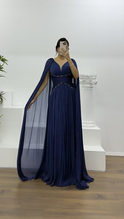 Marineblaues Cape-Abendkleid mit Strassverzierungen und Gürtel