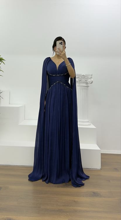 Marineblaues Cape-Abendkleid mit Strassverzierungen und Gürtel