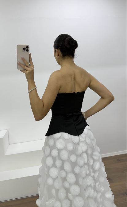 Schwarzes, trägerloses Abendkleid mit Kreisstreifen in Beige