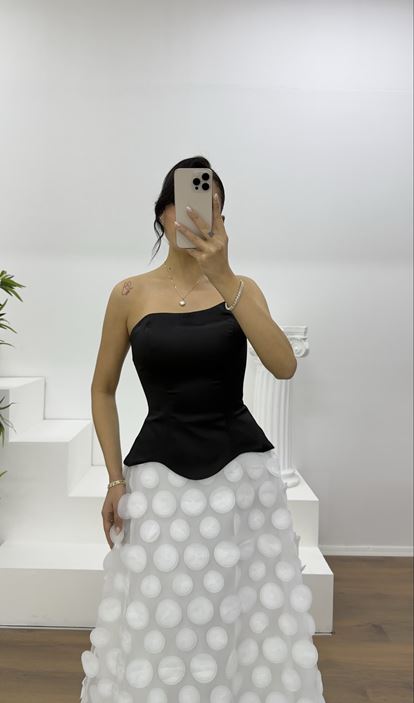 Schwarzes, trägerloses Abendkleid mit Kreisstreifen in Beige