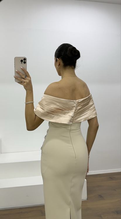 Beigefarbenes, schulterfreies, drapiertes Abendkleid mit Blumenverzierungen