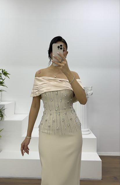 Beigefarbenes, schulterfreies, drapiertes Abendkleid mit Blumenverzierungen