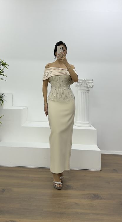 Beigefarbenes, schulterfreies, drapiertes Abendkleid mit Blumenverzierungen