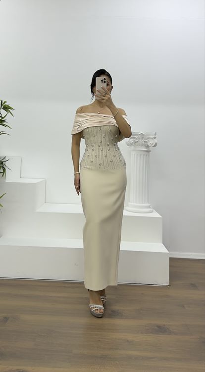 Beigefarbenes, schulterfreies, drapiertes Abendkleid mit Blumenverzierungen