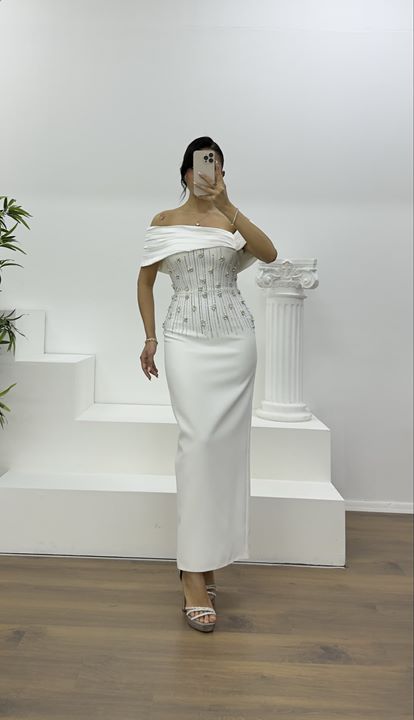 Abendkleid mit Knochen-Schultern, drapiertem Blumenmuster