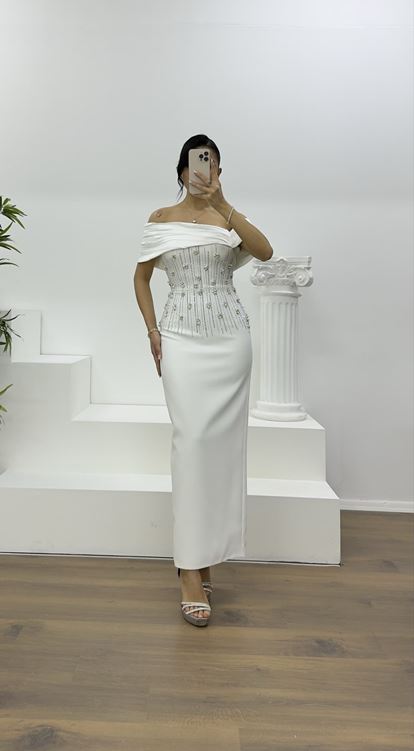 Abendkleid mit Knochen-Schultern, drapiertem Blumenmuster