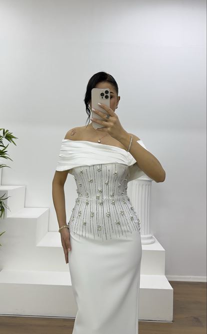 Abendkleid mit Knochen-Schultern, drapiertem Blumenmuster