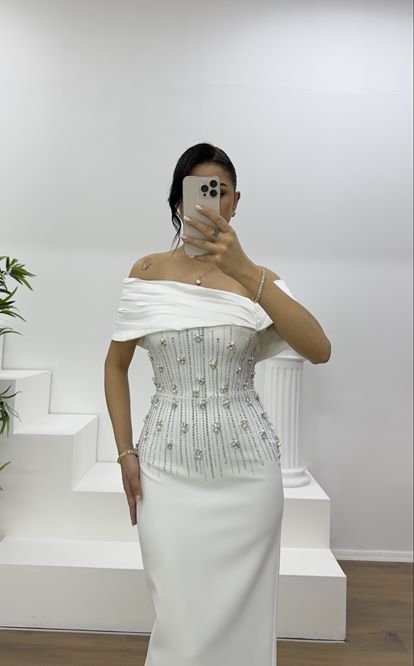 Abendkleid mit Knochen-Schultern, drapiertem Blumenmuster