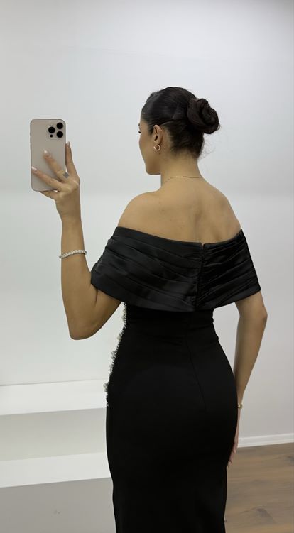 Schwarzes schulterfreies, drapiertes Abendkleid mit Blumenverzierungen