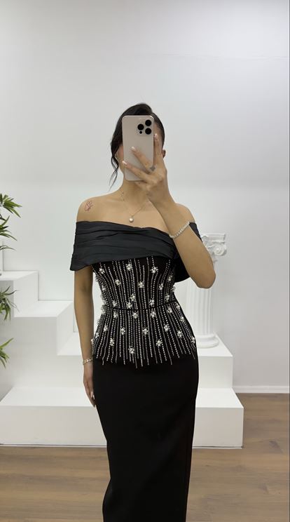 Schwarzes schulterfreies, drapiertes Abendkleid mit Blumenverzierungen