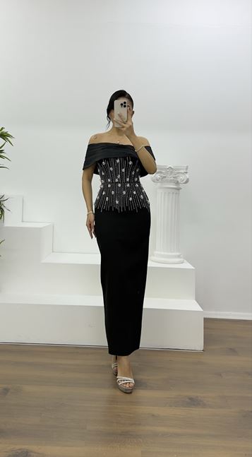 Schwarzes schulterfreies, drapiertes Abendkleid mit Blumenverzierungen