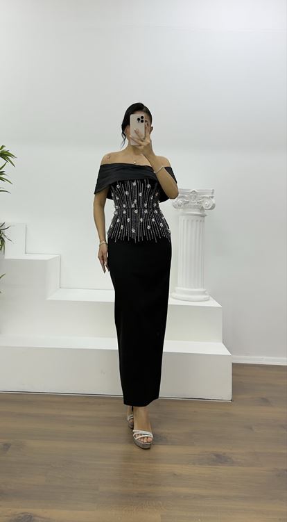 Schwarzes schulterfreies, drapiertes Abendkleid mit Blumenverzierungen