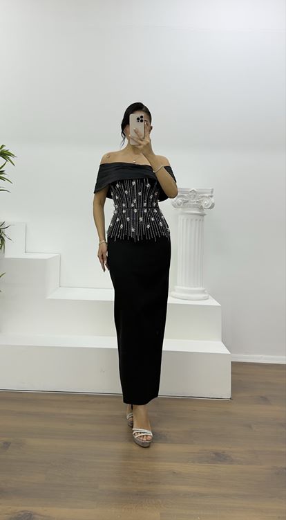 Schwarzes schulterfreies, drapiertes Abendkleid mit Blumenverzierungen