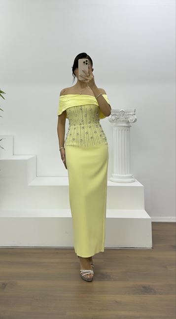 Gelbes schulterfreies, drapiertes Abendkleid mit Blumenverzierungen