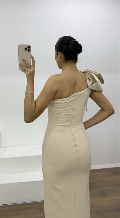 Beigefarbenes, schulterfreies Etuikleid mit Schleifendetail und asymmetrischem Träger