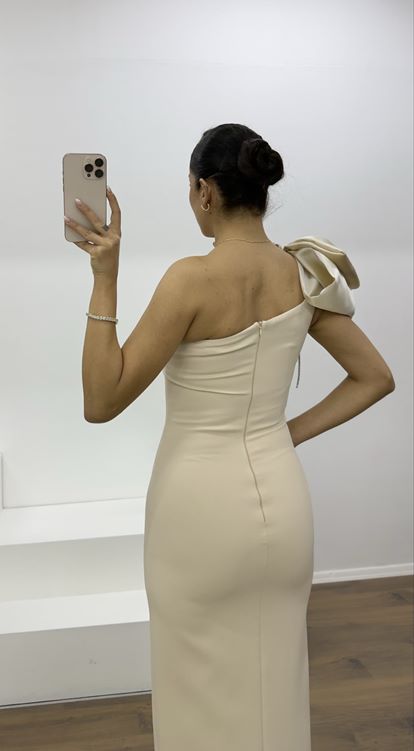 Beigefarbenes, schulterfreies Etuikleid mit Schleifendetail und asymmetrischem Träger