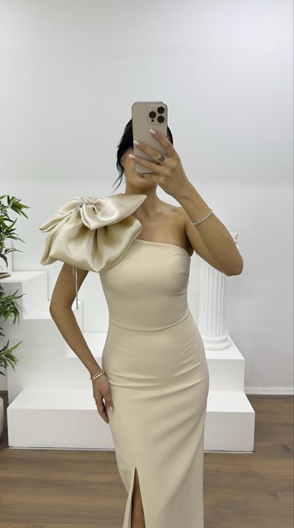 Beigefarbenes, schulterfreies Etuikleid mit Schleifendetail und asymmetrischem Träger