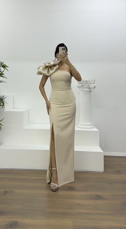 Beigefarbenes, schulterfreies Etuikleid mit Schleifendetail und asymmetrischem Träger